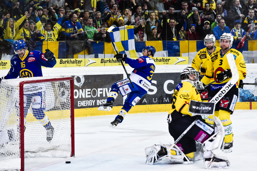 Le HC Davos (bleu) se relance dans une série qu'il avait bien mal entamée face au CP Berne.