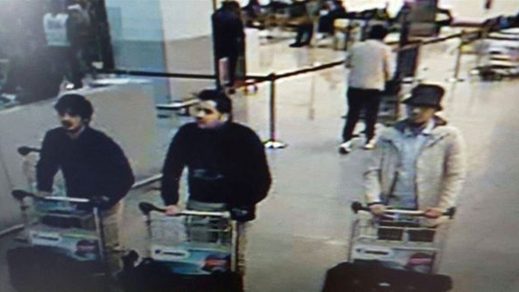 Les frères El Bakraoui ont eu un complice, désormais identifié,  parmi les deux kamikazes de l'aéroport de Bruxelles: il s'agit de Najim Laachraoui.
