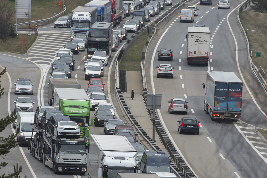 Les automobilistes qui font route vers le sud doivent patienter jusqu'à deux heures. (illustration)