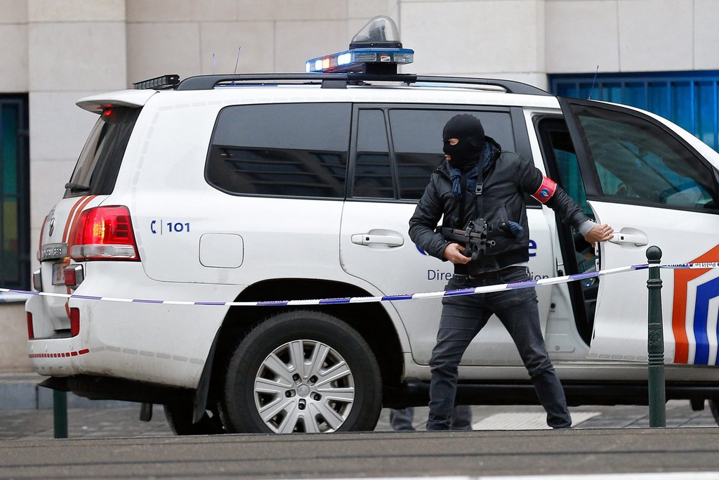 Les policiers belges resserrent l'étau autour des terroristes.