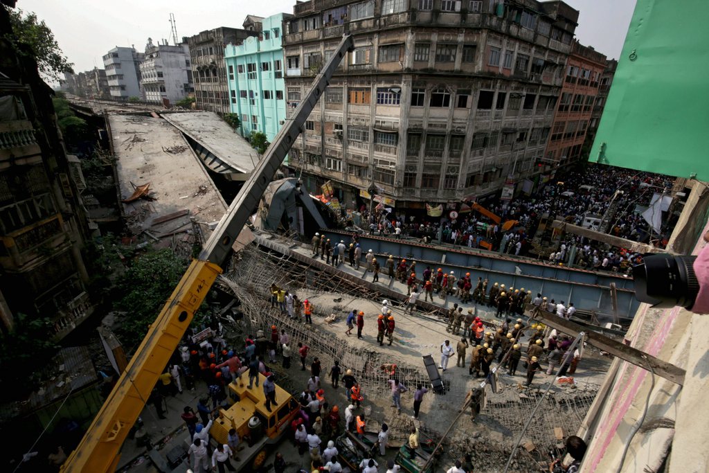 Le pont s'est effondré sur une rue très fréquentée de Calcutta.