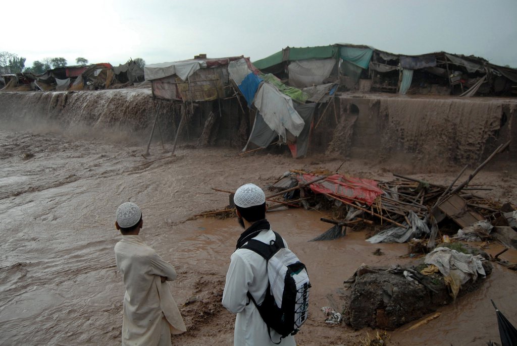 A la périphérie de Peshawar, plusieurs boutiques situées en bordure de route ont été emportées par les eaux torrentielles.