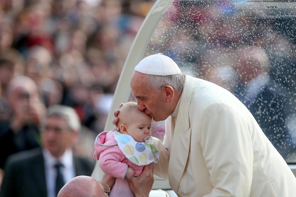Le pape François répond en partie aux attentes des divorcés remariés dans son "exhortation apostolique" sur la famille.
