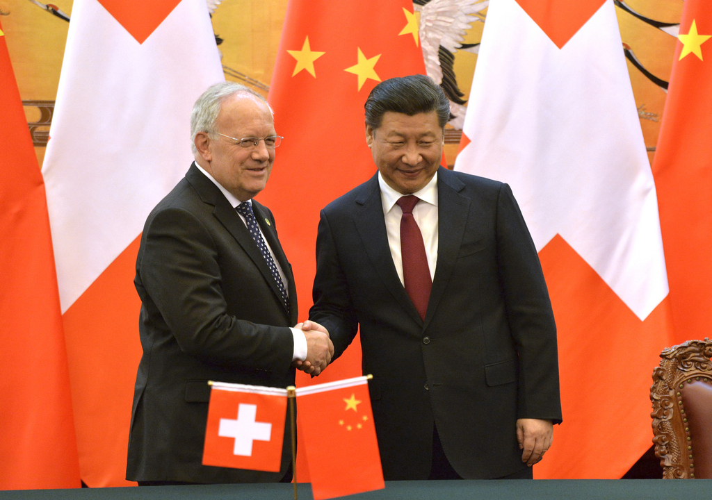 Xi Jinping a accueilli Johann Schneider-Ammann ont effectué quelques pas avant d'entrer dans la grande salle du peuple.