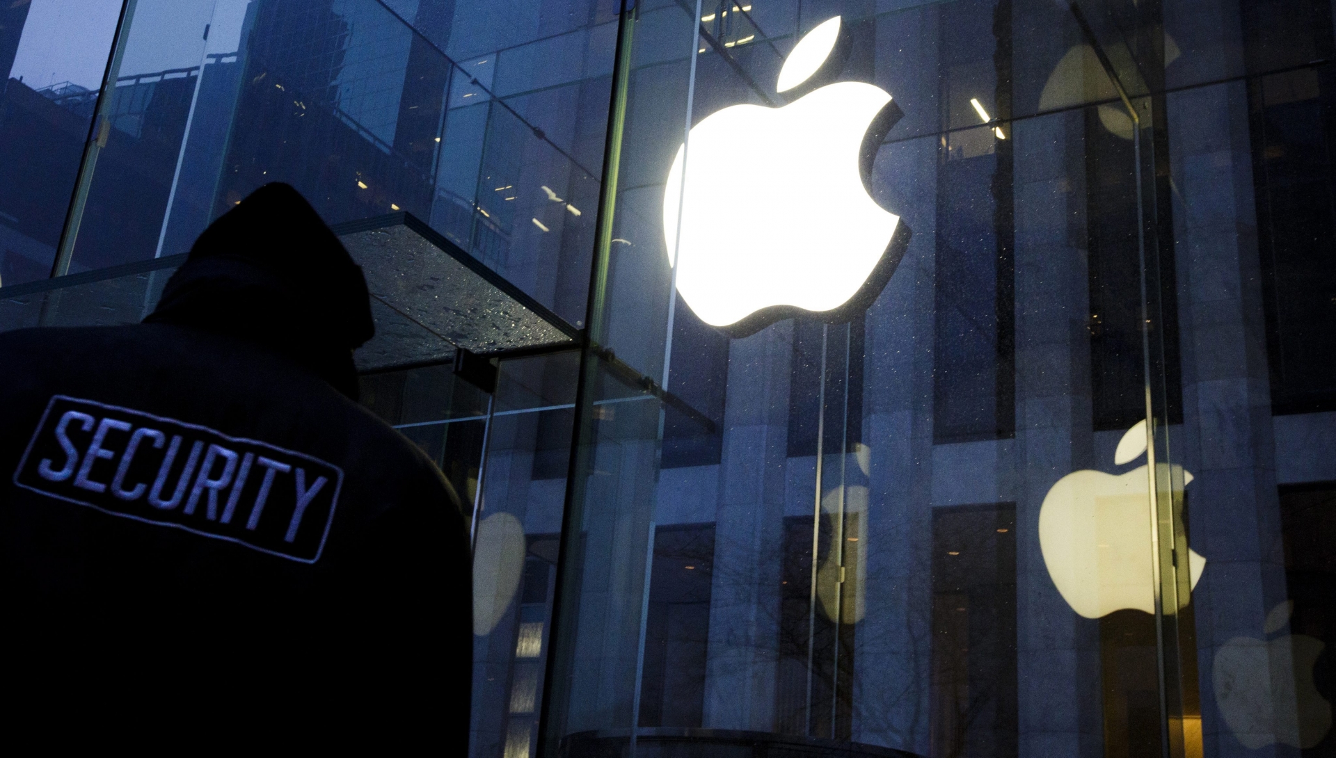 epa05234176 (FILE) A file picture dated 23 February 2016 shows a security guard patrolling in front of an Apple Store before a small rally in support of the company's privacy policy in New York, New York, USA. The US Justice Department said on 28 March 2016, that the FBI had accessed the iPhone used by one of the shooters in the San Bernardino, California, terrorist attack last December and will not need the help of Apple to unblock the device. The news comes a week after a California court hearing at which Apple and the government were scheduled to appear was cancelled as federal authorities requested its postponement to test a possible way to access the iPhone. The move came after federal officials said that an unidentified third party came forward and demonstrated a possible method to accessing a locked iPhone, media reported. The announcement brings to an end a confrontation between the government and Apple that erupted when federal Judge Sheri Pym in mid-February ordered the tech giant to help the FBI access the information on the phone of the shooter, who - with his wife - killed 14 people in what is being investigated as a terrorist attack. Apple had refused to agree to the government's requests, after claiming that doing so would put the security of all iPhones in jeopardy.  EPA/JUSTIN LANE