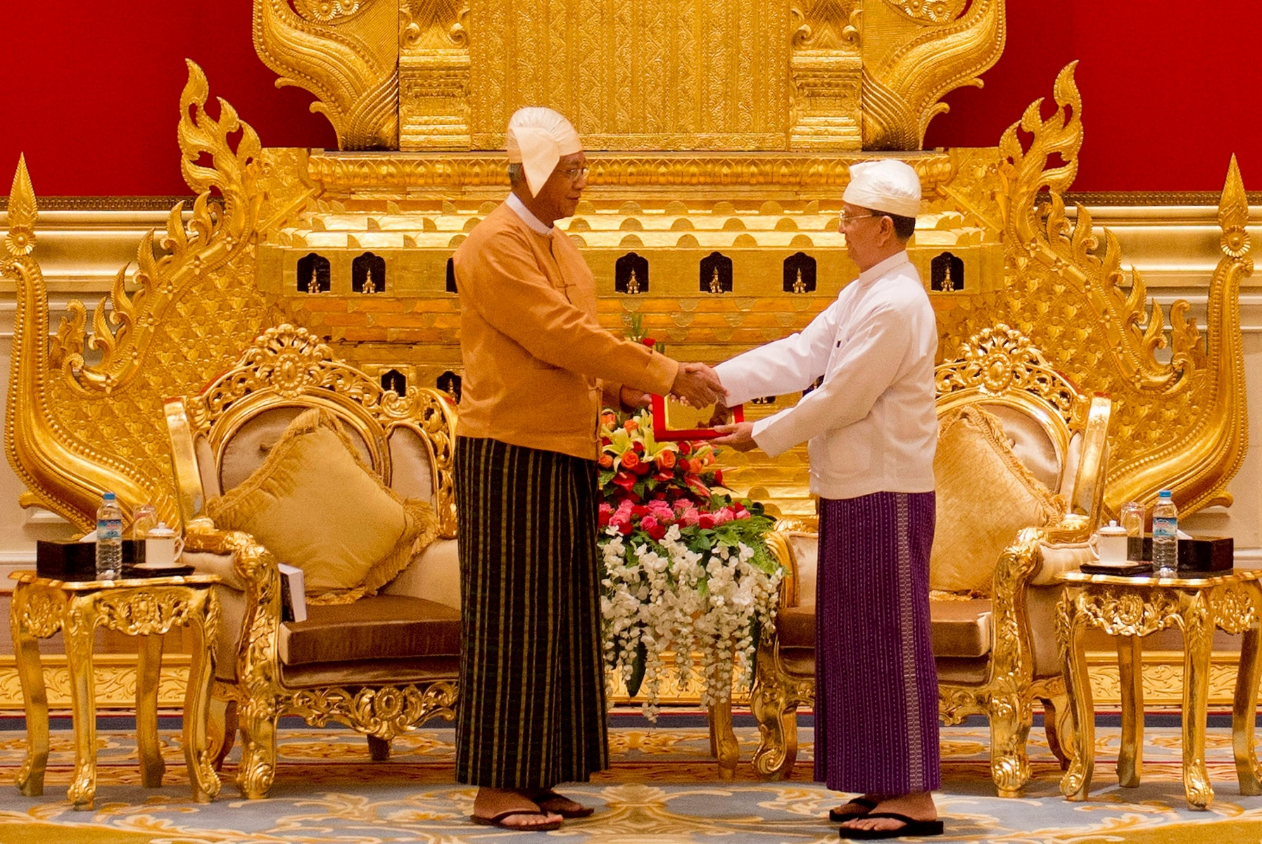 epa05235793 Myanmar's newly sworn-in President Htin Kyaw (L) receives the presidential seal from outgoing President Thein Sein (R) during the official handover ceremony at the presidential palace in Naypyitaw, Myanmar, 30 March 2016. New president Htin Kyaw was sworn in on 30 March as the first elected civilian president in more than 50 years. Htin Kyaw, 69, from the National League for Democracy (NLD), was elected this month by the legislature. The NLD gained an absolute majority with a landslide win in elections last November. The new president will rule as a confidant of Suu Kyi, who is not qualified for the presidency because of a rule in the Constitution adopted by the military junta, which vetoes candidates with foreign families.  EPA/YE AUNG THU / POOL MYANMAR POLITICS
