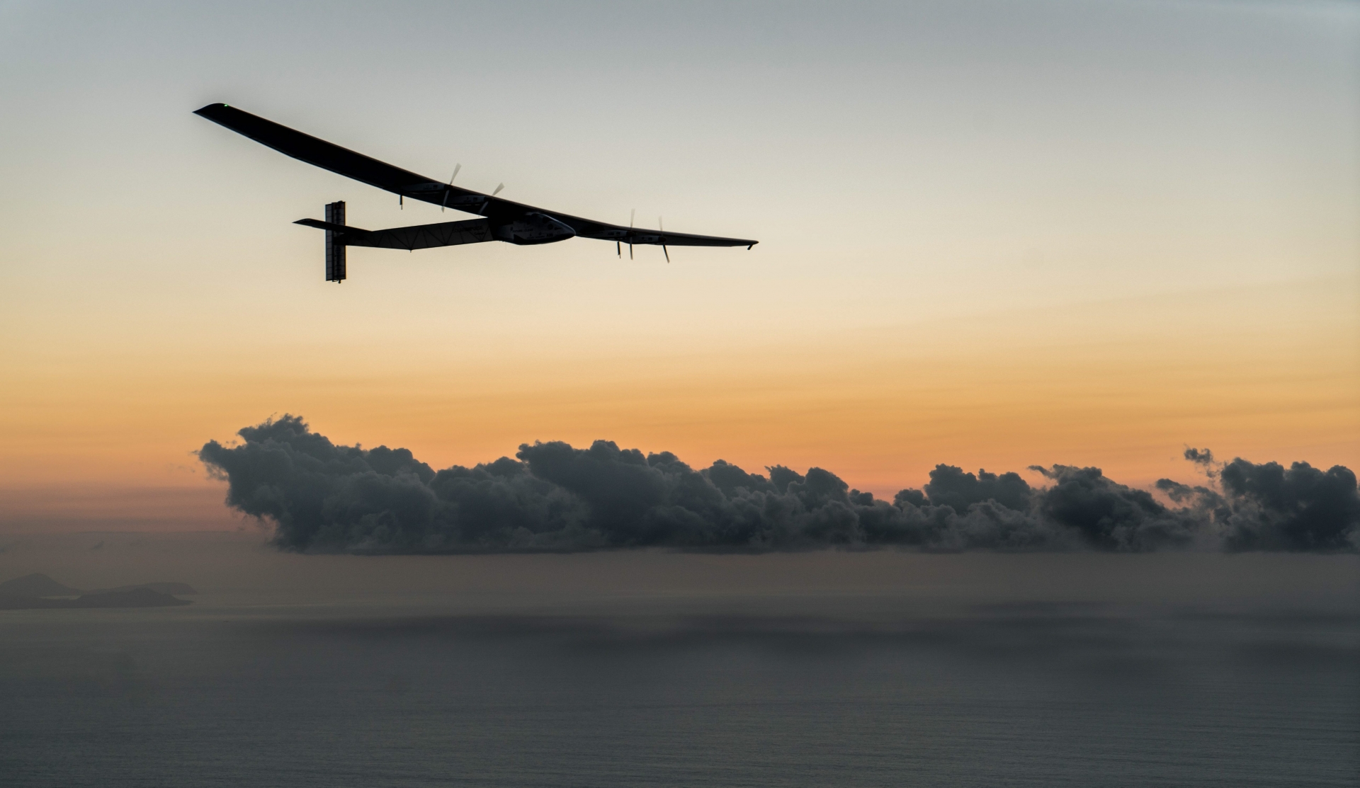 HANDOUT - Hawaii, USA, March 3th 2016: Solar Impulse 2 undertakes a maintenance flight performed by the test pilot Markus Scherdel in Hawaii before the First Round-the-World Solar flights resumes late April 2016. The Round-the-World Flight will take 500 flight hours and cover 35000 km. Swiss founders and pilots, Bertrand Piccard and André Borschberg hope to demonstrate how pioneering spirit, innovation and clean technologies can change the world. The duo will take turns flying Solar Impulse 2, changing at each stop and will fly over the Arabian Sea, to India, to Myanmar, to China, across the Pacific Ocean, to the United States, over the Atlantic Ocean to Southern Europe or Northern Africa before finishing the journey by returning to the initial departure point. Landings will be made every few days to switch pilots and organize public events for governments, schools and universities. (HANDOUT Solar Impulse/REZO/Jean Revillard) *** NO SALES, DARF NUR MIT VOLLSTAENDIGER QUELLENANGABE VER