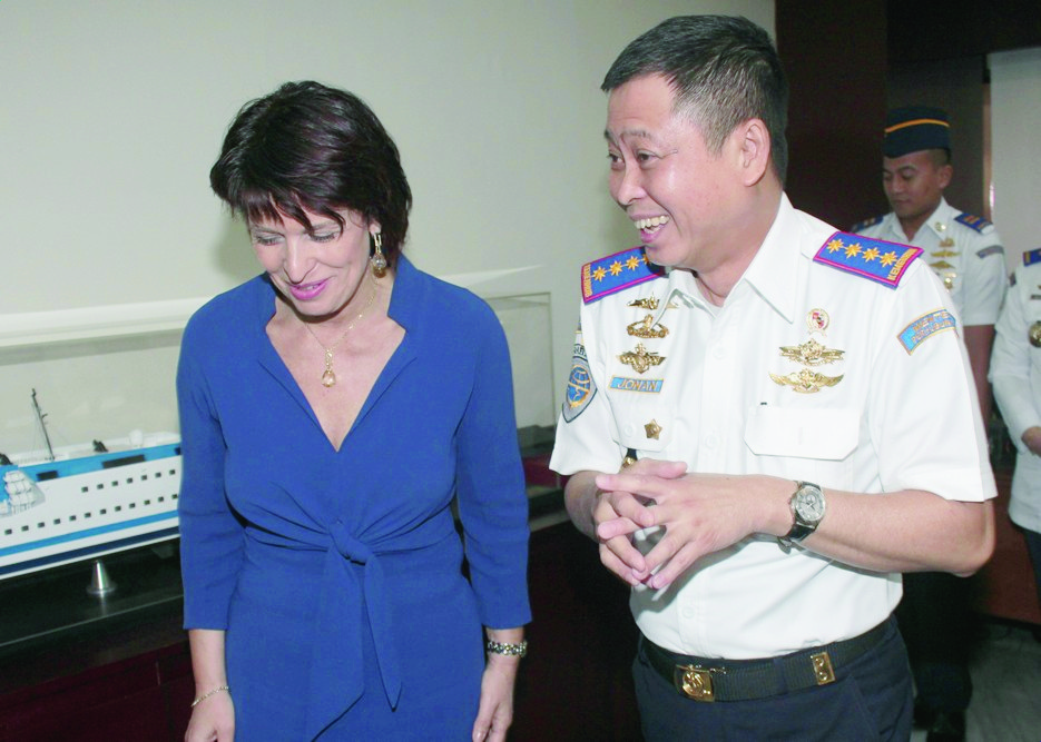 epa05237146 Swiss Vice President Doris Leuthard (L) talks to Indonesia's Minister of Transport Ignasius Jonan (R) during their meeting in Jakarta, Indonesia, 31 April 2016. Leuthard is on a visit to Jakarta to tighten the bilateral relationship between the two countries, specifically in the areas of trade, investment, tourism and environmental protection.  EPA/ADI WEDA INDONESIA SWITZERLAND DIPLOMACY
