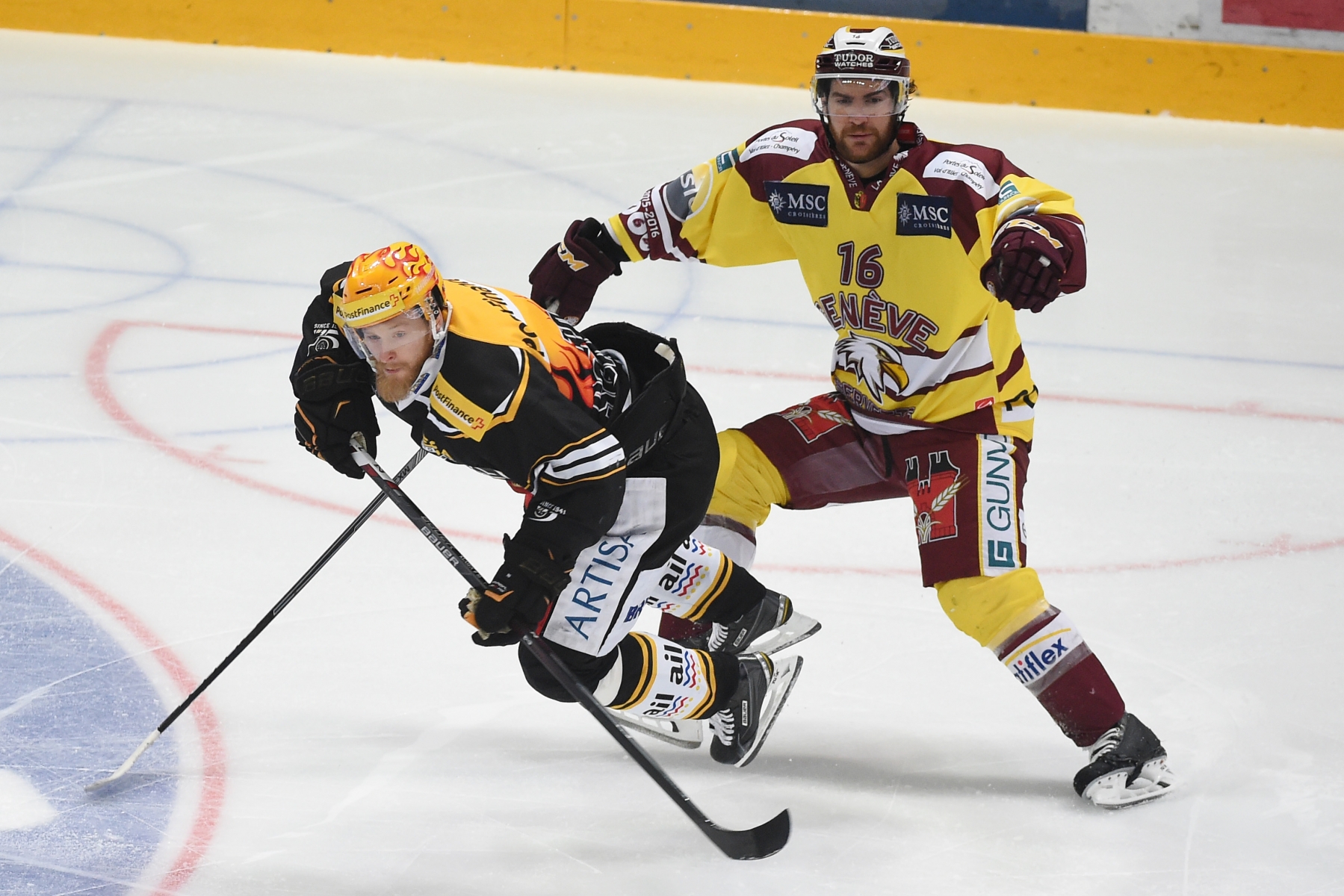 Luganos Linus Klasen, links, im Kampf mit Servettes Jim Slater, rechts, waehrend dem sechsten Eishockey Playoff-Halbfinalspiel der National League A zwischen dem HC Lugano und Genf Servette HC, in der Resega Halle in Lugano, am Montag, 28. Maerz 2016. (KEYSTONE/Ti-Press/Gabriele Putzu)