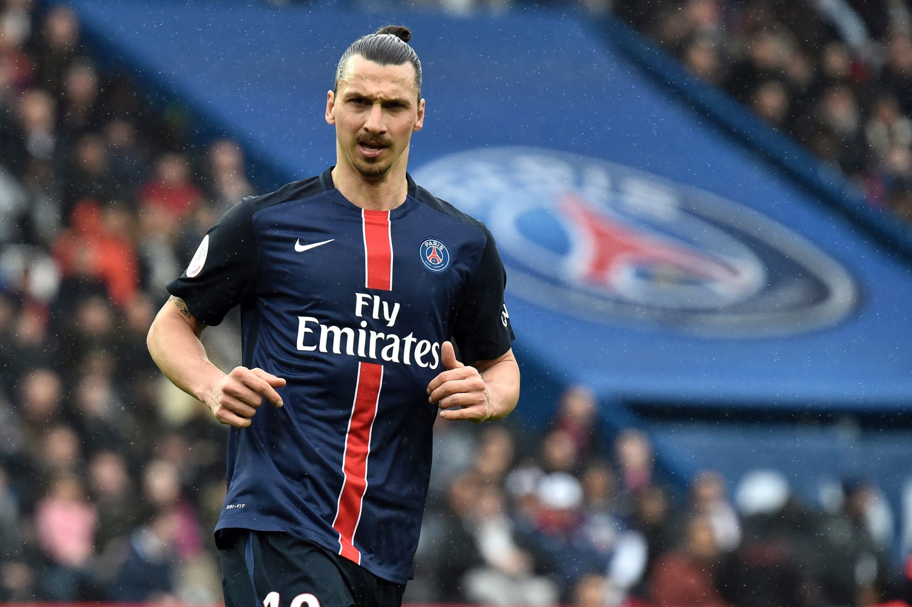 epa05240819 Paris Saint Germain player Zlatan Ibrahimovic  during the soccer league 1 match between Paris Saint Germain (PSG) and OGC Nice  at the Parc des Princes stadium in Paris, France, 02 April 2016.  EPA/CHRISTOPHE PETIT TESSON