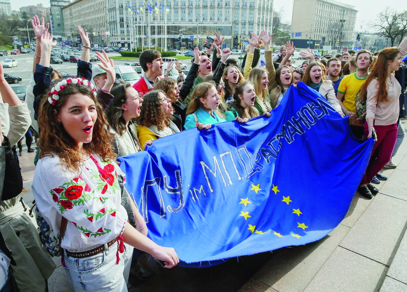 epa05245146 Ukrainian students form a live chain during performance named â€˜Ukraine and Europe are strong together!â€™ in downtown Kiev, Ukraine, 05 April 2016. Ukrainian students form a giant live chain from Dutch embassy to the European Square at downtown Kiev in calling to support of Ukraine one day before a referendum on an association agreement of the EU with Ukraine, which will take place in Netherlands on 06 April 2016.  EPA/SERGEY DOLZHENKO UKRAINE NETHERLANDS REFERENDUM RALLY