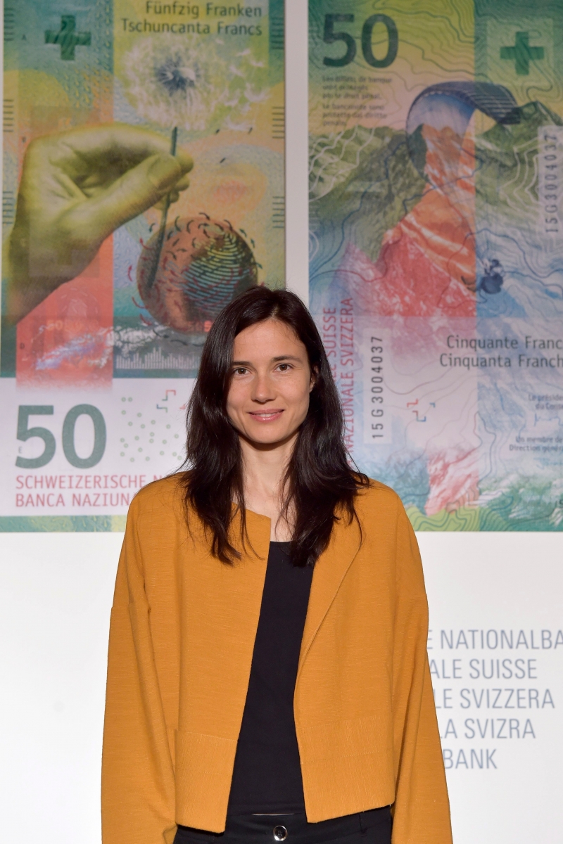 Manuela Pfrunder, Gestalterin der neuen Banknotenserie, praesentiert die neue Schweizer 50-Franken-Note der Schweizerischen Nationalbank im Salon du Palais in Bern, am Mittwoch, 6. April 2016. Die neue Schweizer Banknote kommt am Dienstag, 12. April 2016, in Umlauf. Die 50er-Note ist die erste Note der neuen Banknotenserie, die in Umlauf gebracht und praesentiert wird. (KEYSTONE/Lukas Lehmann) SCHWEIZ SNB NEUE 50-FRANKEN-NOTE