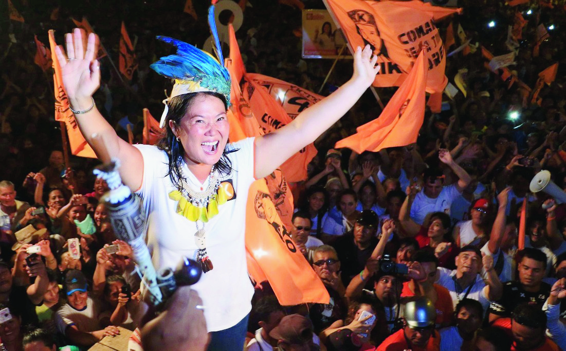 epa05247089 Keiko Fujimori (C), the Peruvian presidential candidate for the Popular Force Party, greets supporters during a rally in Iquitos, Peru, 06 April 2016. Peru will hold the presidential elections on 10 April 2016.  EPA/CESAR VON BANCELS PERU ELECTIONS
