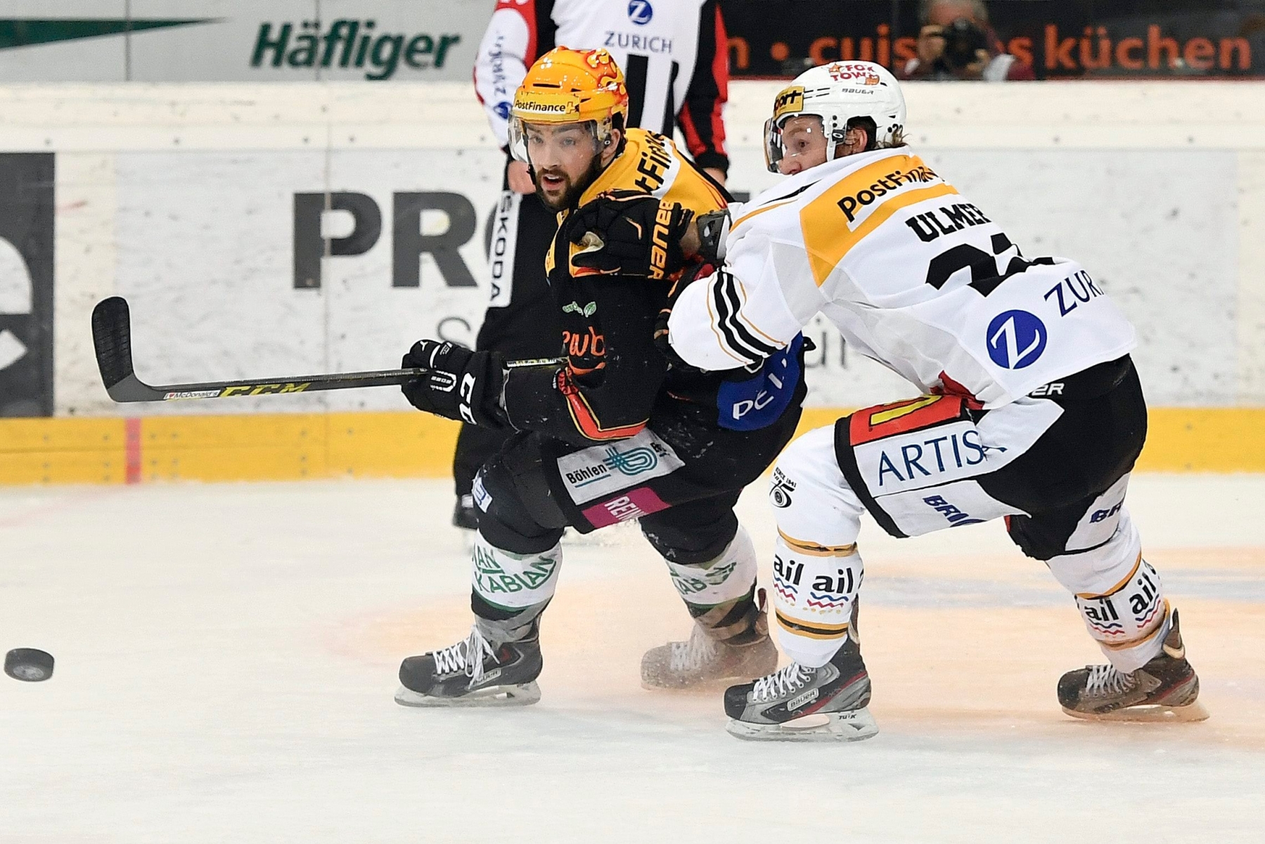 Les Bernois (noir) sont les nouveaux champions suisses de hockey sur glace.