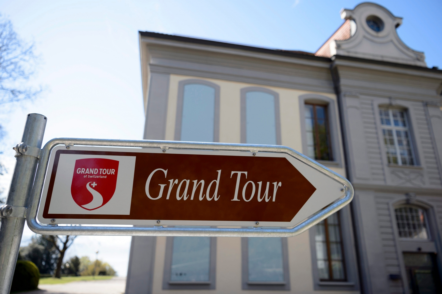 Un panneau de signalisation Grand Tour est photographie devant le Musee de l'Elysee lors de la conference de presse d'ete 2016 de Suisse Tourisme ce mardi 12 avril 2016 au Musee de l'Elysee de Lausanne. (PHOTOPRESS/Laurent Gillieron) SCHWEIZ TOURISMUS SOMMERSAISON