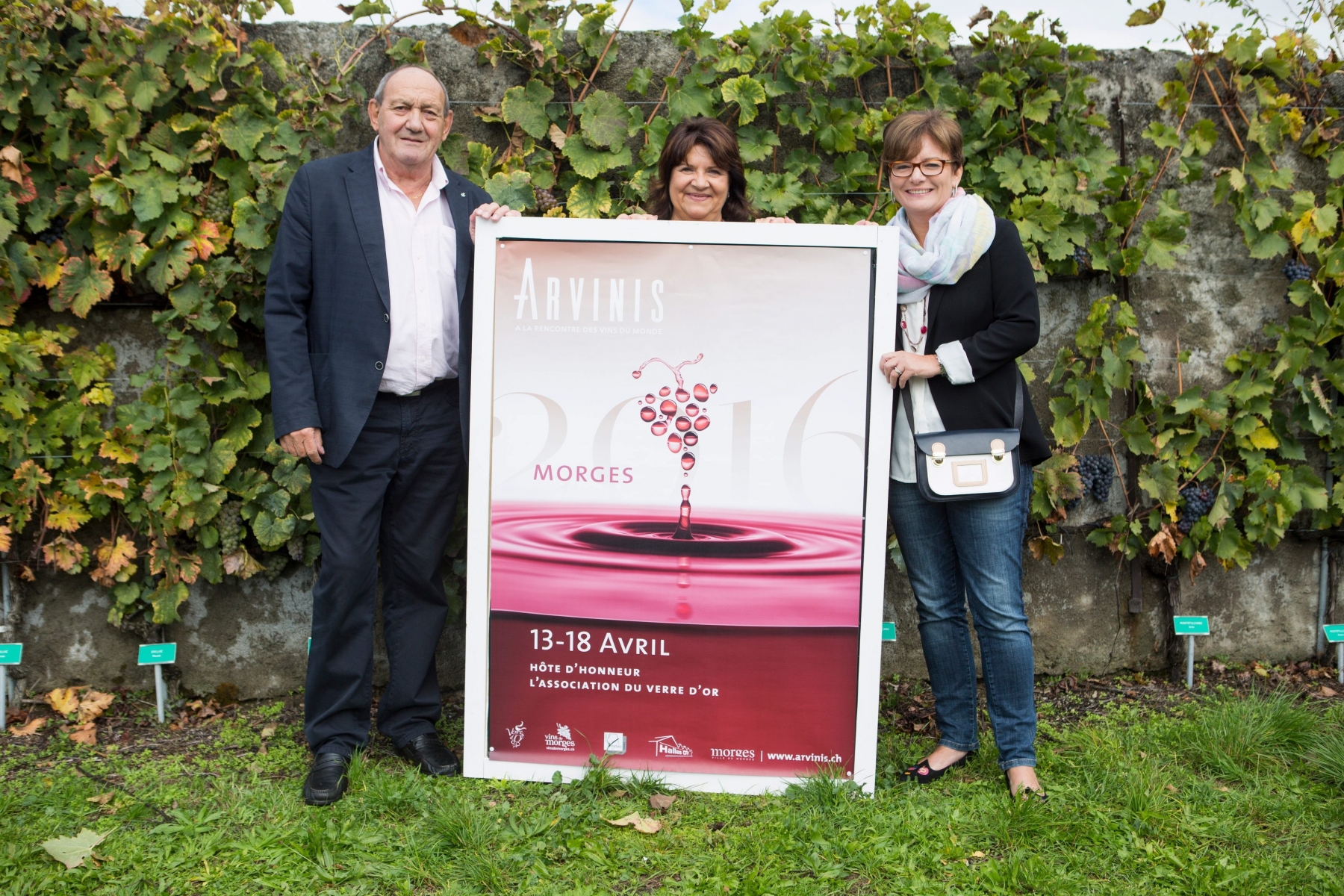 Morges, mercredi 7 octobre 2015

Vendange de la treille des vins du monde Arvinis au domaine de la ville de Morges. Philippe Fehlmann, créateur et président sortant d'Arvinis; Nadège Fehlmann-Bonin, présidente d'Arvinis et Véronique Bornand-Sickenberg, directrice d'Arvinis



Sigfredo Haro Vendange de la treille, Morges