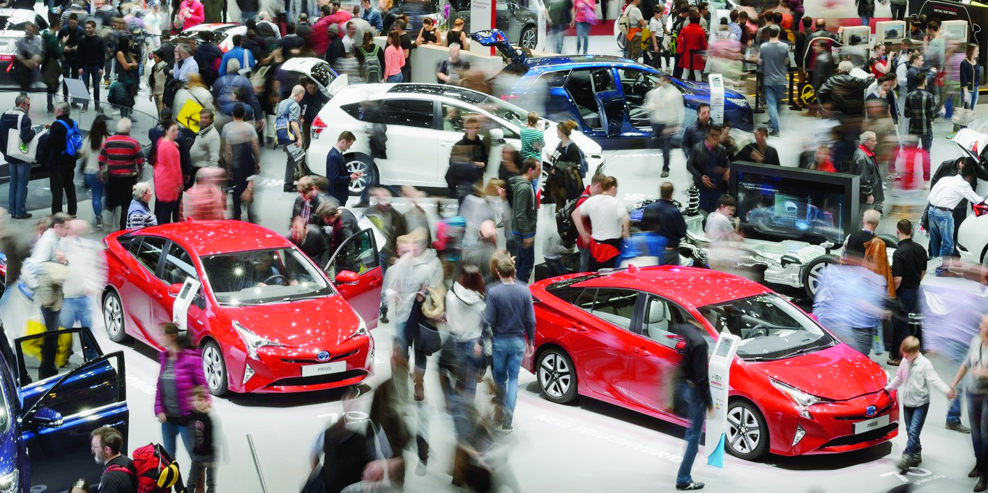 Visitors gather at the Honda booth, during the last day of the 86th Geneva International Motor Show in Geneva, Switzerland, Sunday, March 13, 2016. The Motor Show took place from 3rd to 13th March and presented more than 200 exhibitors and more than 120 world and European premieres.  (KEYSTONE/Martial Trezzini) SCHWEIZ 86. AUTOMOBILSALON GENF 2016