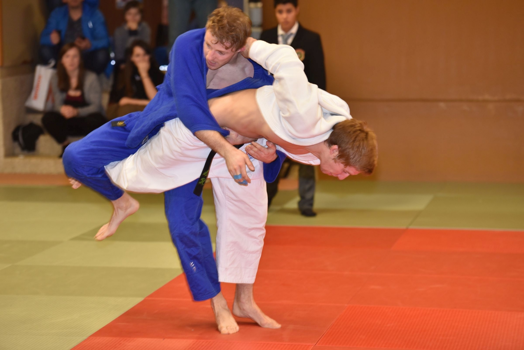 Judo tournoi Morges en blanc contre Berne en bleu a Beausobre ici Rosset de Morges le 12.3.2016 ? photo Michel Perret