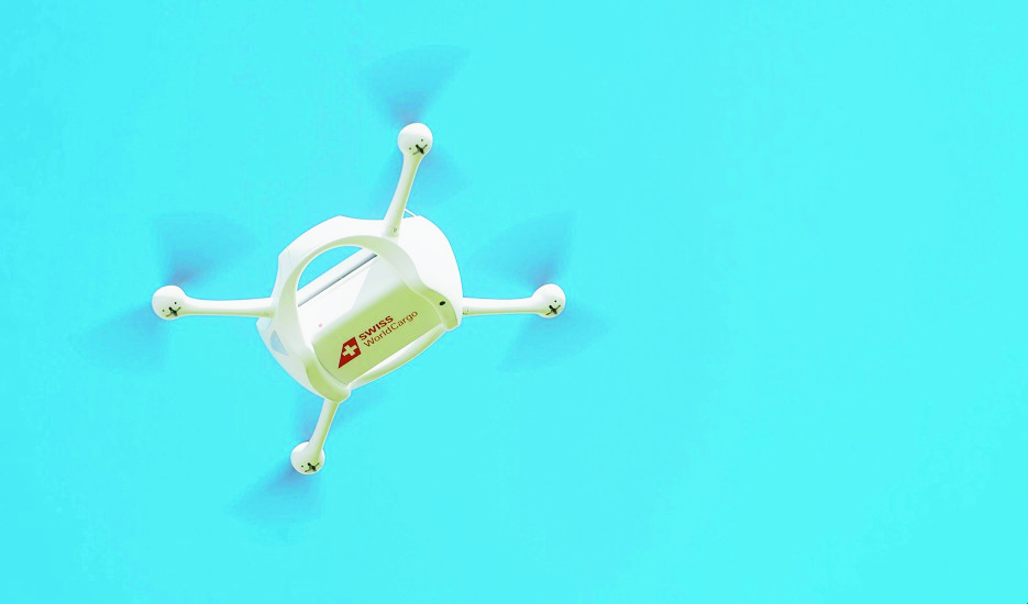 Un drone vole pilote par une personne lors d'une presentation par la Poste d'une livraison de paquets a l'aide de drones ce mardi 7 juillet 2015 a Bas-Vully. La Poste suisse, Swiss WorldCargo, (la division de fret aerien de Swiss) et Matternet, (un fabricant de drones base en Californie), ont lance un projet commun afin de tester l'utilisation de drones pour la livraison des paquets. (KEYSTONE/Jean-Christophe Bott)
