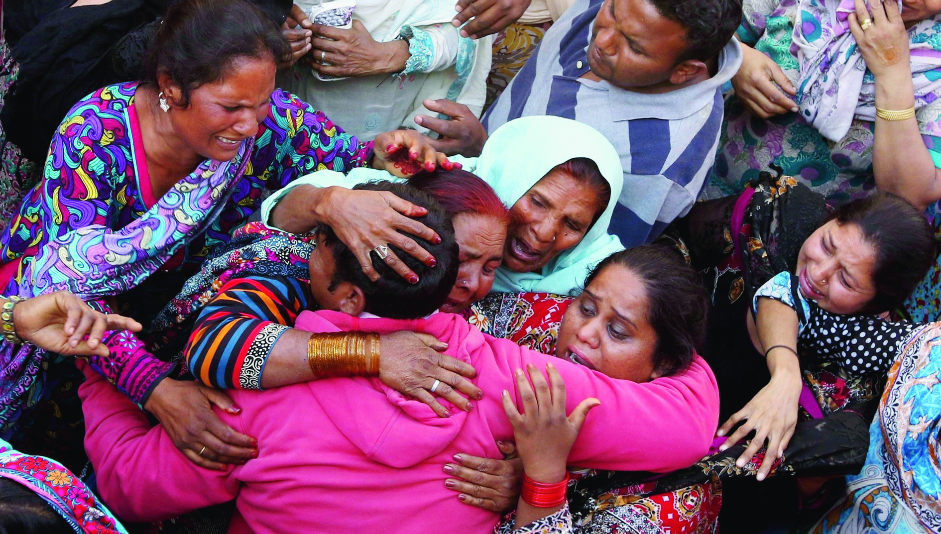 epa05233361 People cry during the funeral of their loved ones a day after a suicide bomb attack at a park, in Lahore, Pakistan, 28 March 2016. At least 70 people, including women and children, were killed in a suicide bomb attack on 27 March that targeted a public park in Lahore. Some 340 people were reportedly injured in the attack claimed by a splinter group of the Pakistani Taliban.  EPA/RAHAT DAR PAKISTAN SUICIDE BOMB BLAST AFTERMATH