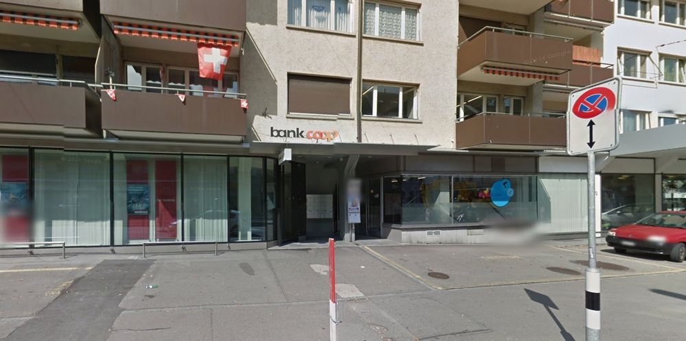 L'homme est entré peu après 10h30 dans une filiale de la Banque Coop à Zurich-Wiedikon, dans le sud-ouest de la ville.
