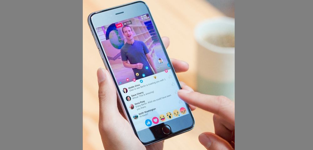 Le service "Live" de Facebook permet actuellement de diffuser des vidéos mobiles en direct depuis une soixantaine de pays avec un iPhone d'Apple.