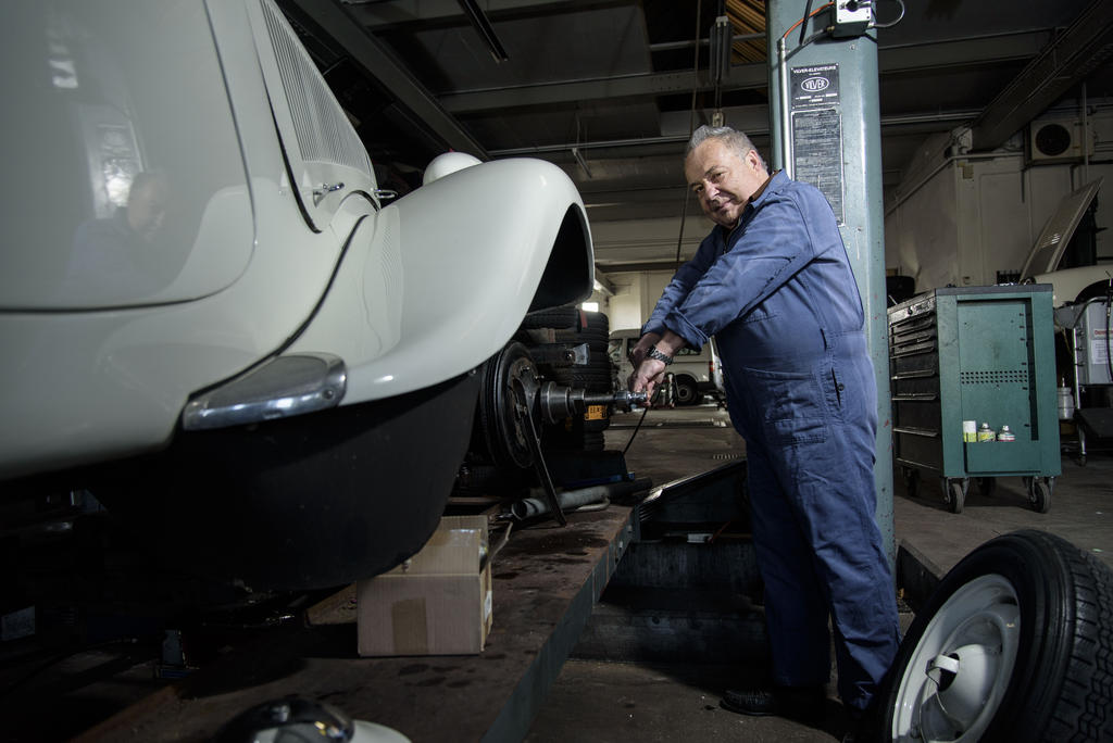 Rolle, vendredi 11.03.2016, portrait de William Gallay, employé du Garage Sirca SA, a travaillé toute sa vie dans ce garage à Rolle, photos Cédric Sandoz