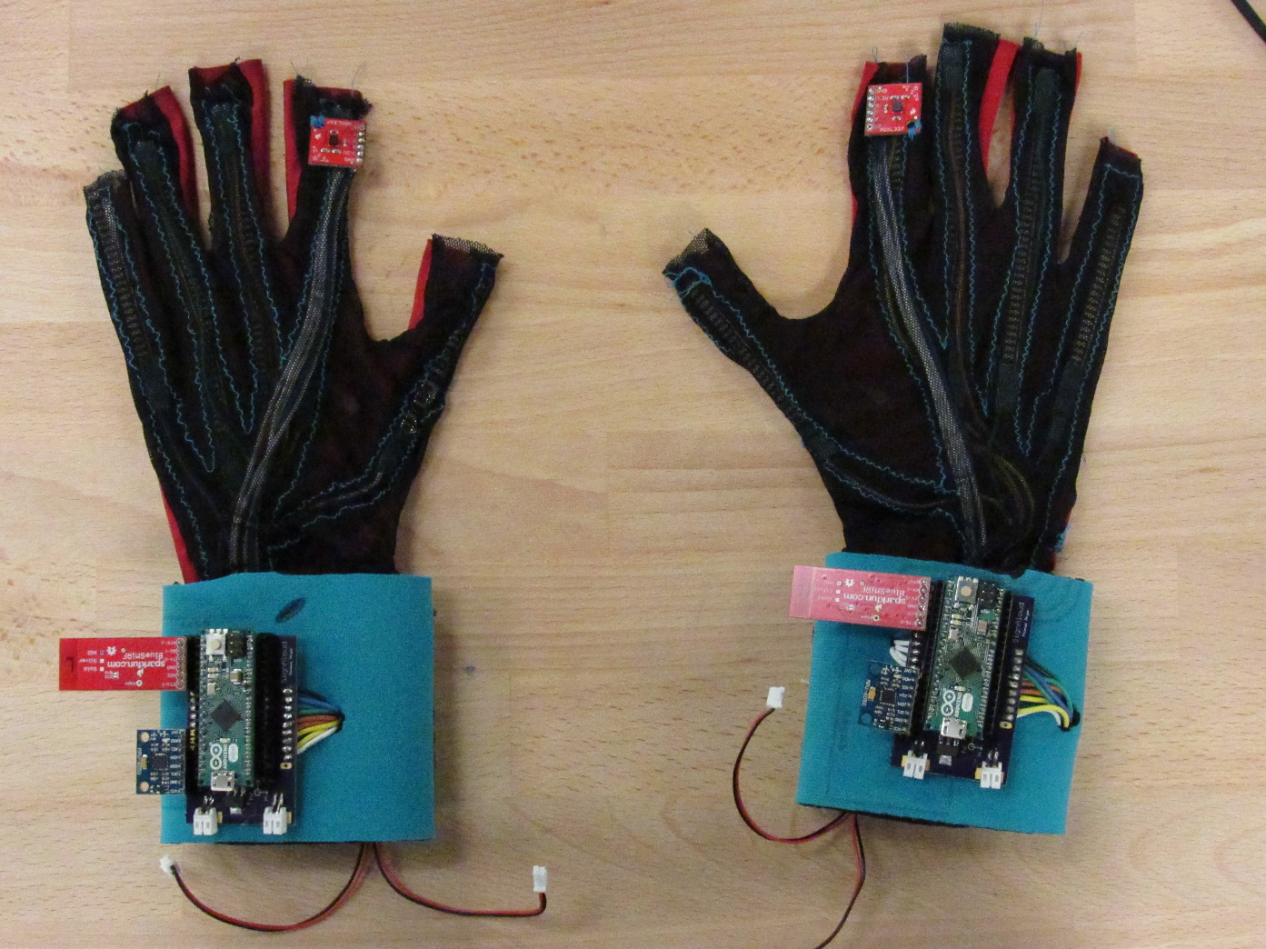 Les gants ont été munis de capteurs de mouvements pour pouvoir traduire la langue des signes.