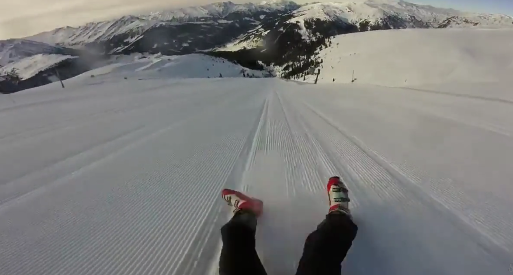 La GoPro que le skieur portait sur lui a capté l'entier de la scène.