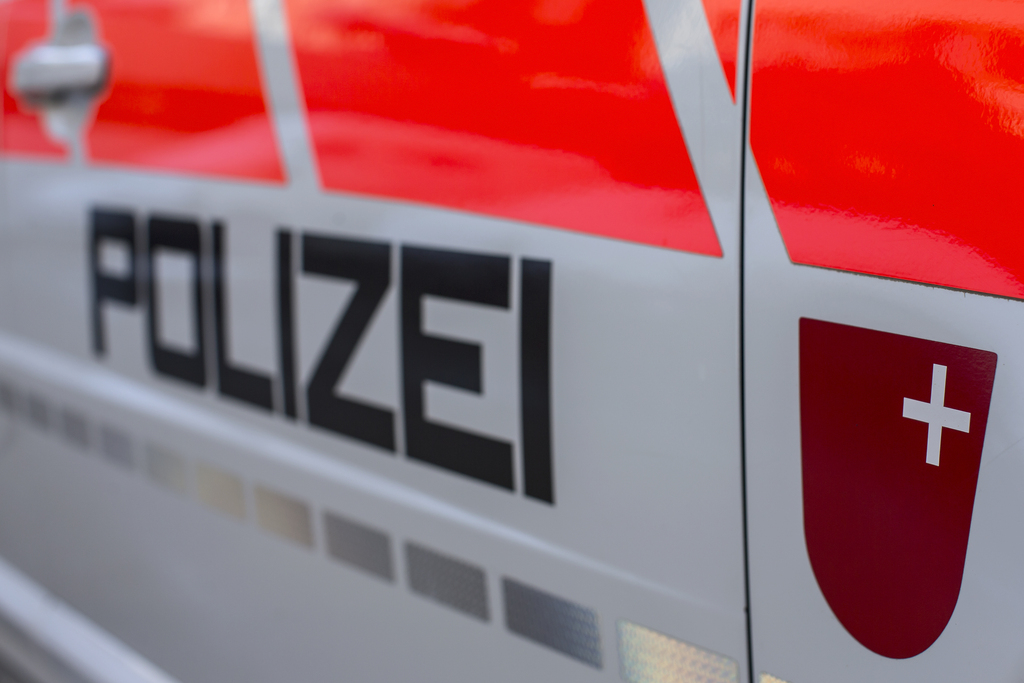Gravement blessé, le malheureux est décédé sur place, a indiqué mercredi la police cantonale schwyzoise.