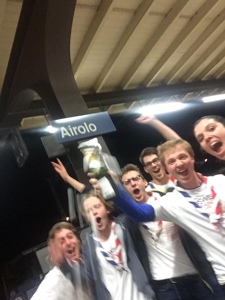 Le 26e selfie n'est pas le plus net, trahissant la joie des jeunes scouts qui ont bouclé le tour des 26 cantons en train en 18h31.