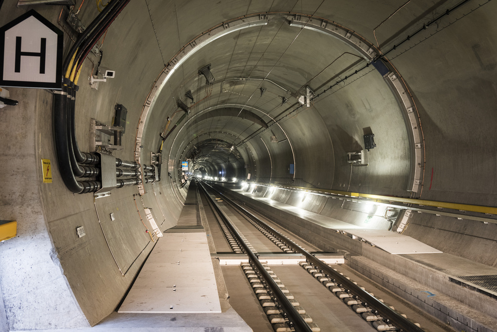 Les travaux du tunnel du Gothard long de 57 kilomètres ont commencé il y a 23 ans. L'ouvrage devisé à 12 milliards sera inauguré le 1er juin.