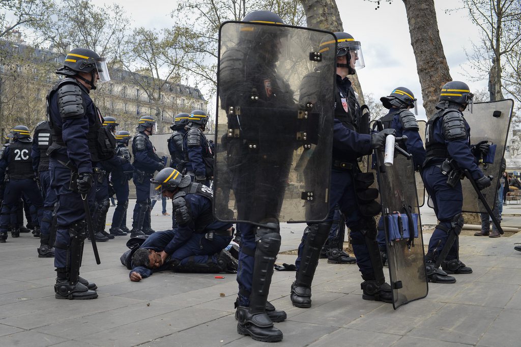 Les forces de l'ordre disent avoir été la cible de projectiles, sur la Place de la République, et avoir répondu en faisant usage de gaz lacrymogène. (illustration)