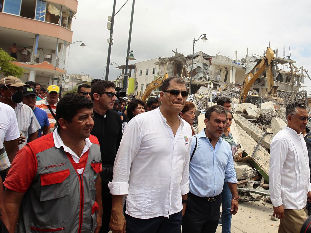 Le président équatorien Rafael Correa a demandé au peuple de contribuer aux réparations du séisme en augmentant les impôts.