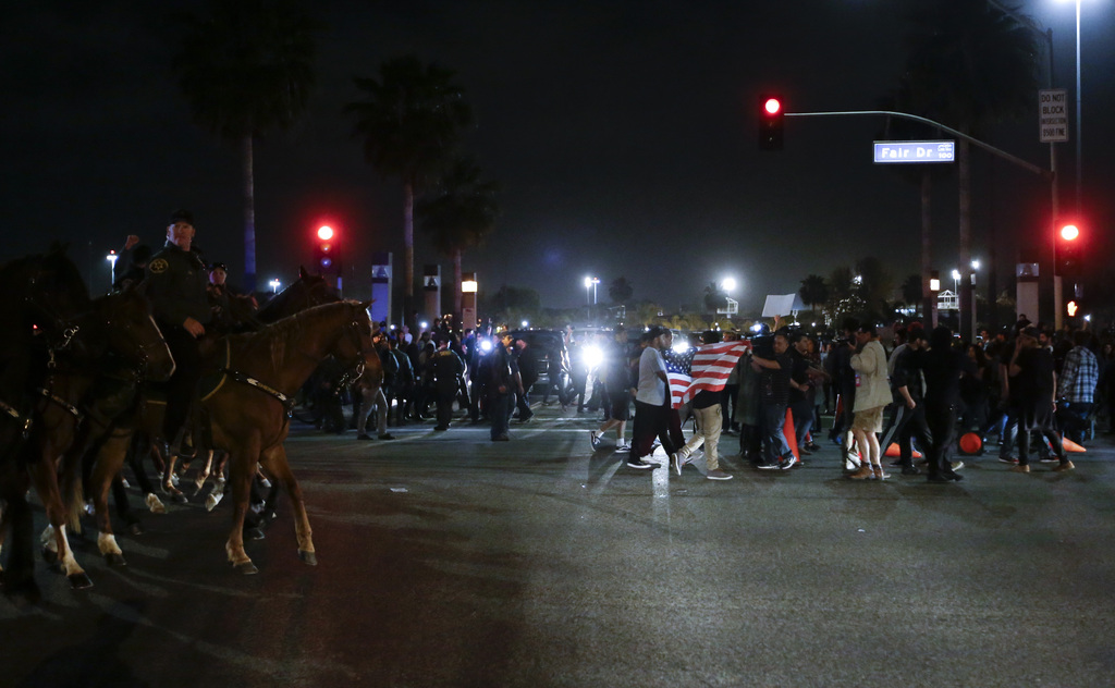 Certains des protestataires, qui brandissaient des drapeaux américains et mexicains, ont bloqué la circulation.