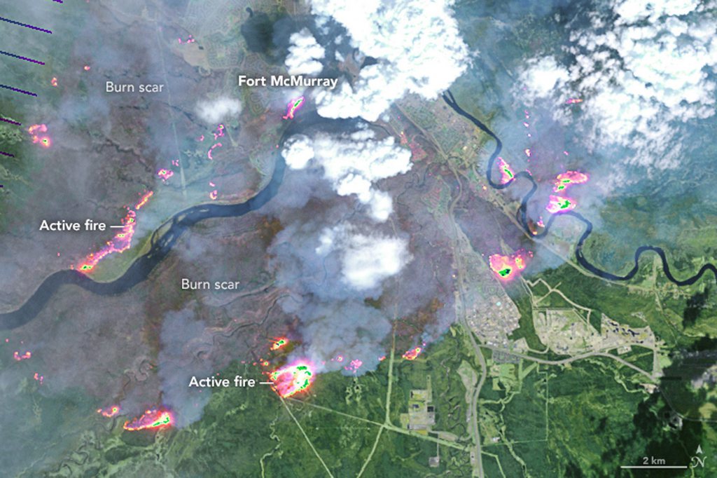 Impressionnante image fournie par la NASA et qui nous montre la région de Fort McMurray en proie aux flammes.