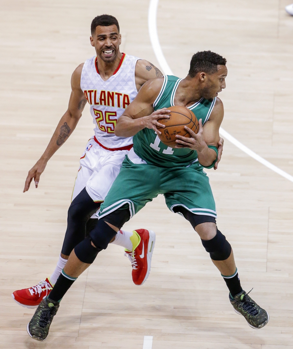 epa05267865 Boston Celtics guard Evan Turner (R) is defended by Atlanta Hawks forward Thabo Sefolosha (L) of Switzerland  during the first half of game 2 of their NBA Eastern Conference first round playoff series at Philips Arena in Atlanta, Georgia, USA, 19 April 2016.  EPA/ERIK S. LESSER CORBIS OUT