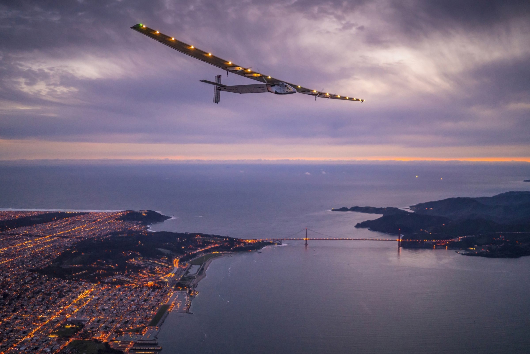 epa05274777 A handout photo provided by Global Newsroom on 24 April 2016 shows 'Solar Impulse 2', a solar powered plane piloted by Swiss adventurer Bertrand Piccard, flying over the Golden Gate bridge in San Francisco, California, USA, 23 April 2016, after a flight from Hawaii, where he took off on 21 April for a non-stop three day flight to cover about 3,760 kilometers.  EPA/JEAN REVILLARD / HANDOUT  HANDOUT EDITORIAL USE ONLY/NO SALES USA SOLAR IMPULSE 2