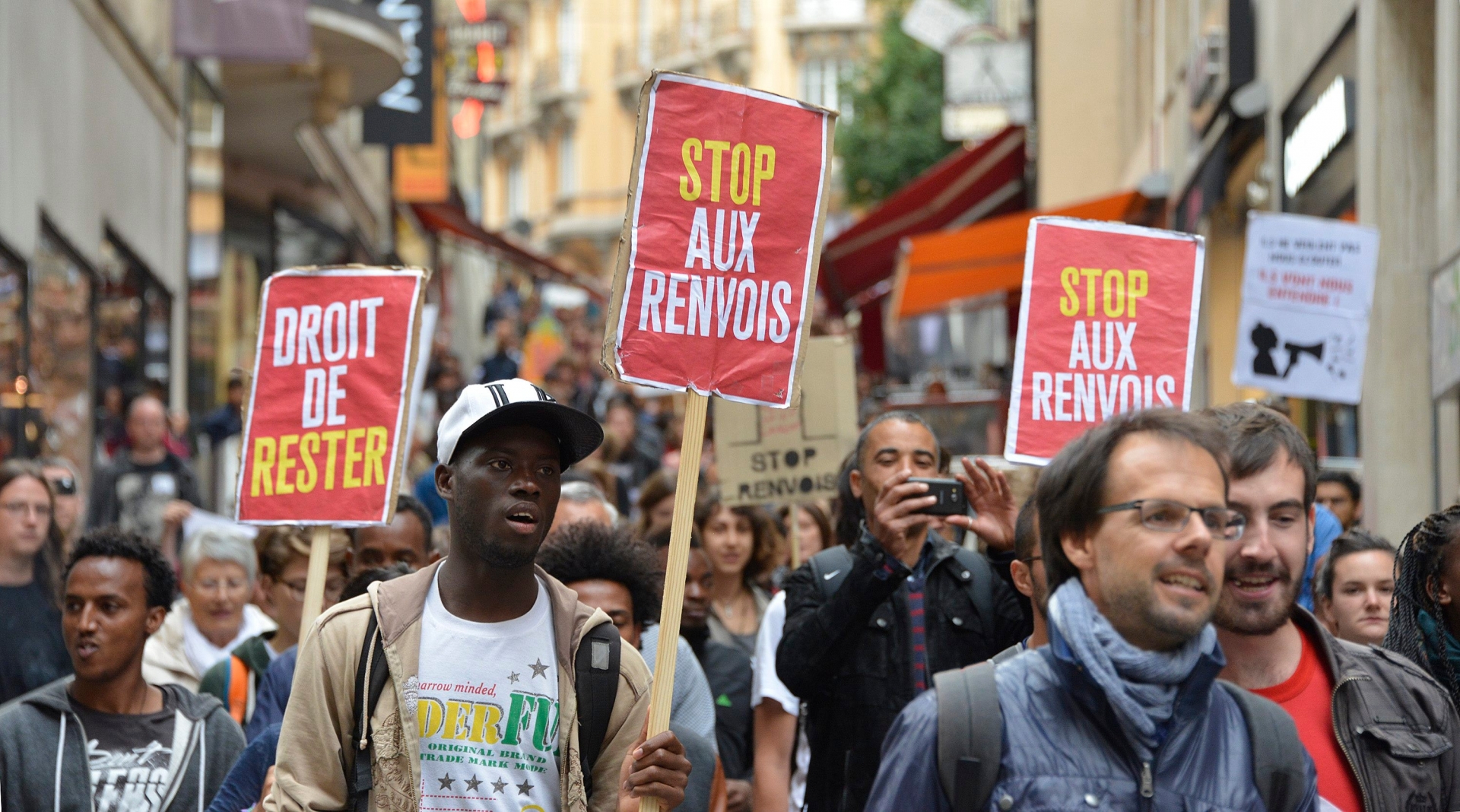 Des personnes manifestent contre les renvois Dublin des requerants d'asile lors d'une manifestation organise par le "Collectif R" ce mardi 15 septembre 2015 a Lausanne. Depuis 6 mois, cinq requerants d'asile erythreens et ethiopiens sont refugies dans le sous-sol de l'eglise Saint-Laurent a Lausanne. (KEYSTONE/Christian Brun) SCHWEIZ ASYLPOLITIK PROTEST DUBLIN ABKOMMEN