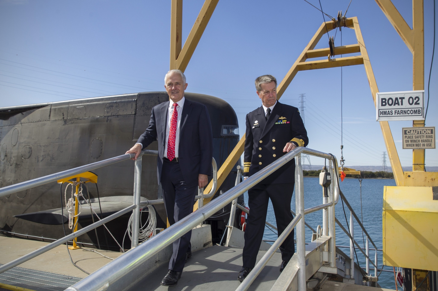epa05277560 Australian Prime Minister Malcolm Turnbull (L) and Vice Admiral Timothy Barrett AO, CSC, RAN senior officer in the Royal Australian Navy (RAN) disembark from the deck of a submarine in Adelaide, Australia, 26 April 2016. Turnbull has named France as the winner of the 50 billion Australian dollar (about 38.6 billion US dollar) contract to build a fleet of submarines for the Royal Australian Navy (RAN). The submarines will be built in Adelaide, Turnbull said. Shipbuilders from France, Germany and Japan took part in the bid.  EPA/BEN MACMAHON AUSTRALIA AND NEW ZEALAND OUT AUSTRALIA DEFENSE SUBMARINE ANNOUNCEMENT