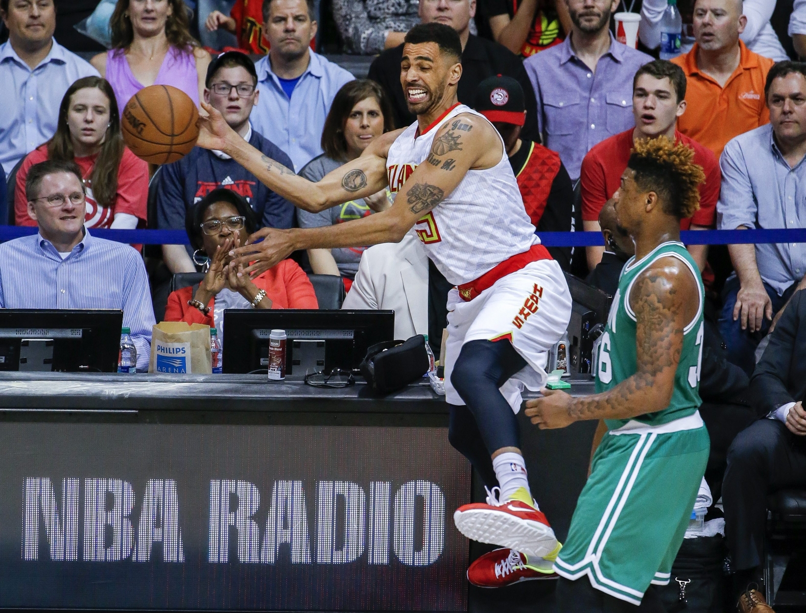 epa05278964 Atlanta Hawks forward Thabo Sefolosha (L) of Switzerland saves the ball from going out-of-bounds against Boston Celtics guard Marcus Smart (R) during the first half of game 5 of their NBA Eastern Conference first round playoff series at Philips Arena in Atlanta, Georgia, USA, 26 April 2016.  EPA/ERIK S. LESSER CORBIS OUT USA BASKETBALL NBA PLAYOFFS