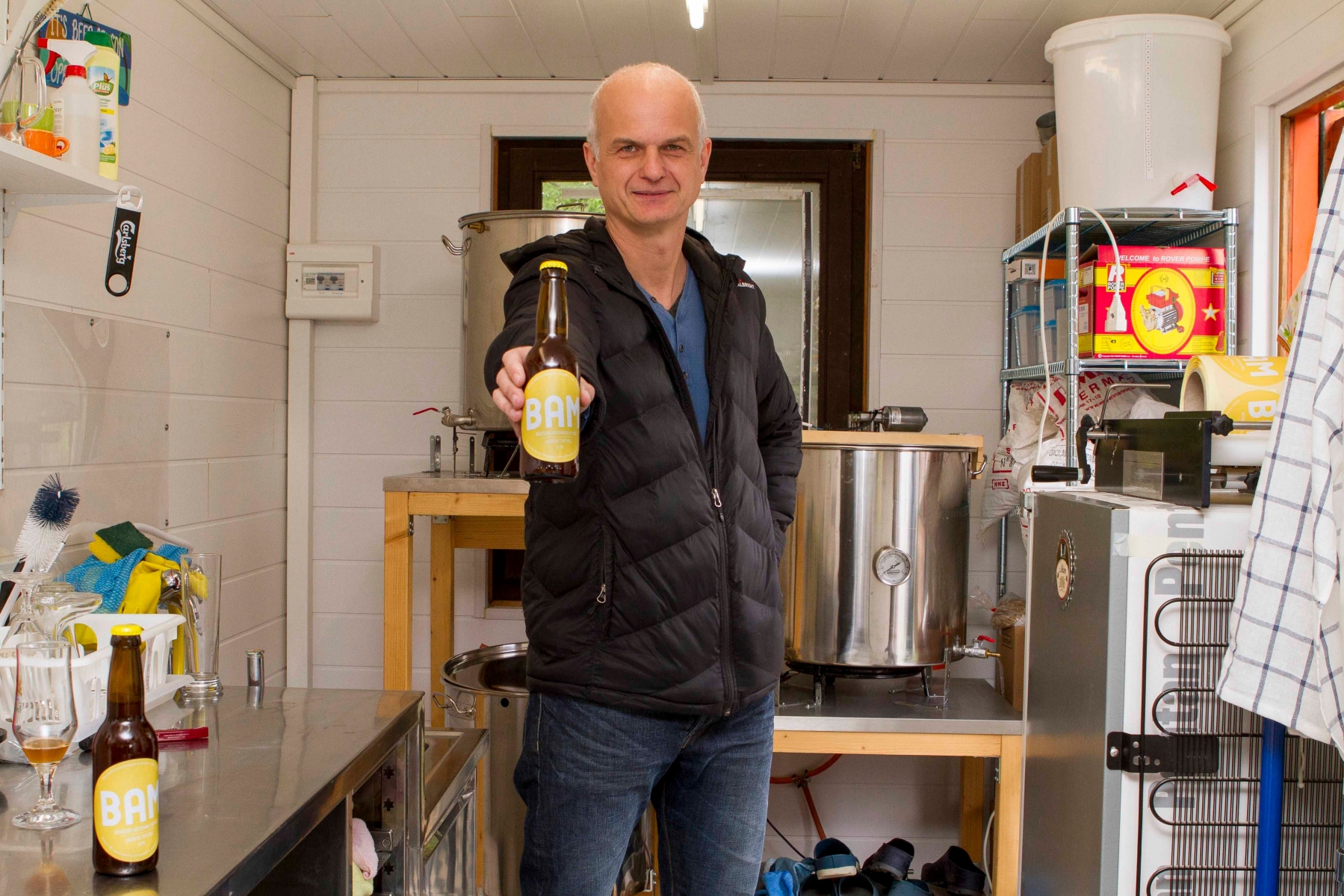 Cédric Bernard produit sept variétés de bière artisanale, la BAM,  qui sont vendues en bouteille de 33 cl directement dans sa toute petite brasserie à Mies. BAM - Bière Artisanale de Mies