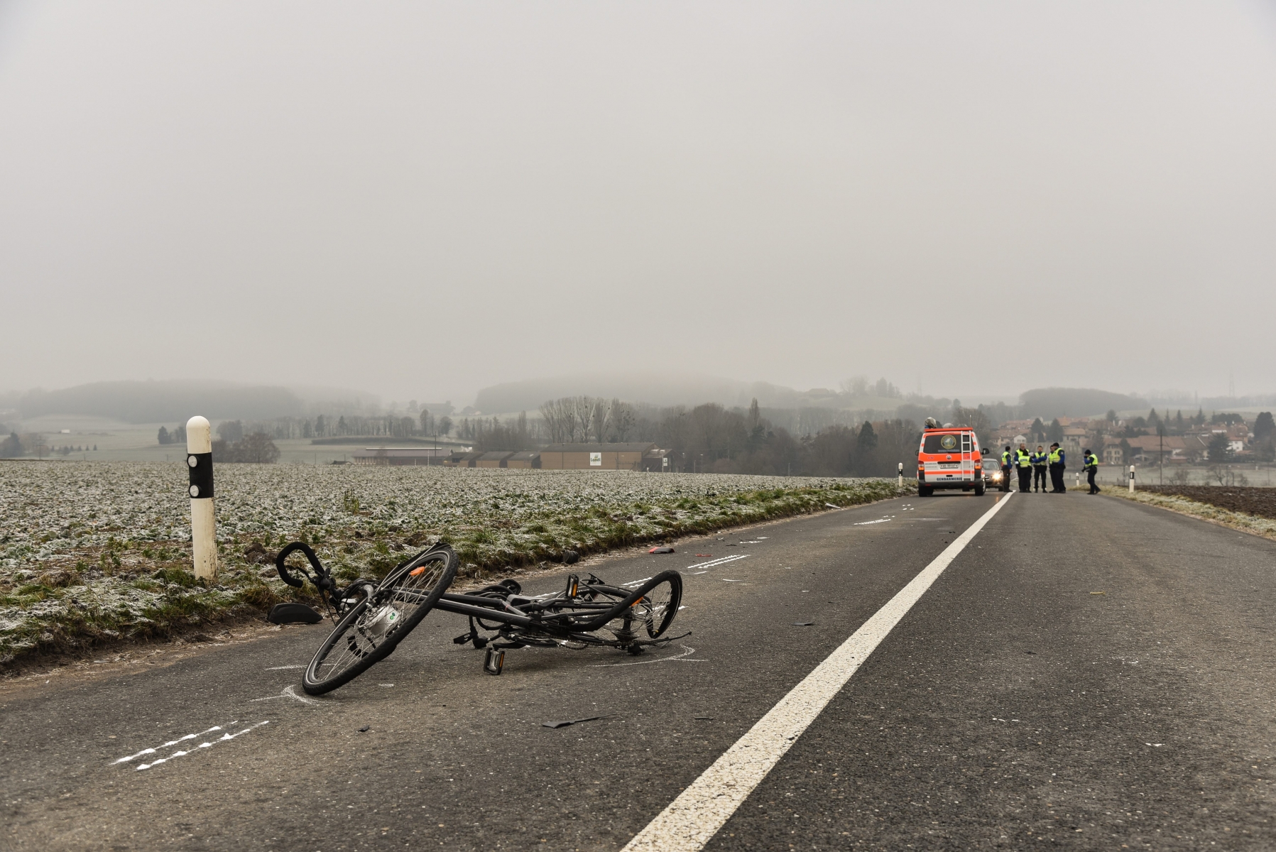 Denens, entre Bussy et Denens, accident mortel, cycliste et camionnette, police présente sur les lieux du sinistre, photos Cédric Sandoz