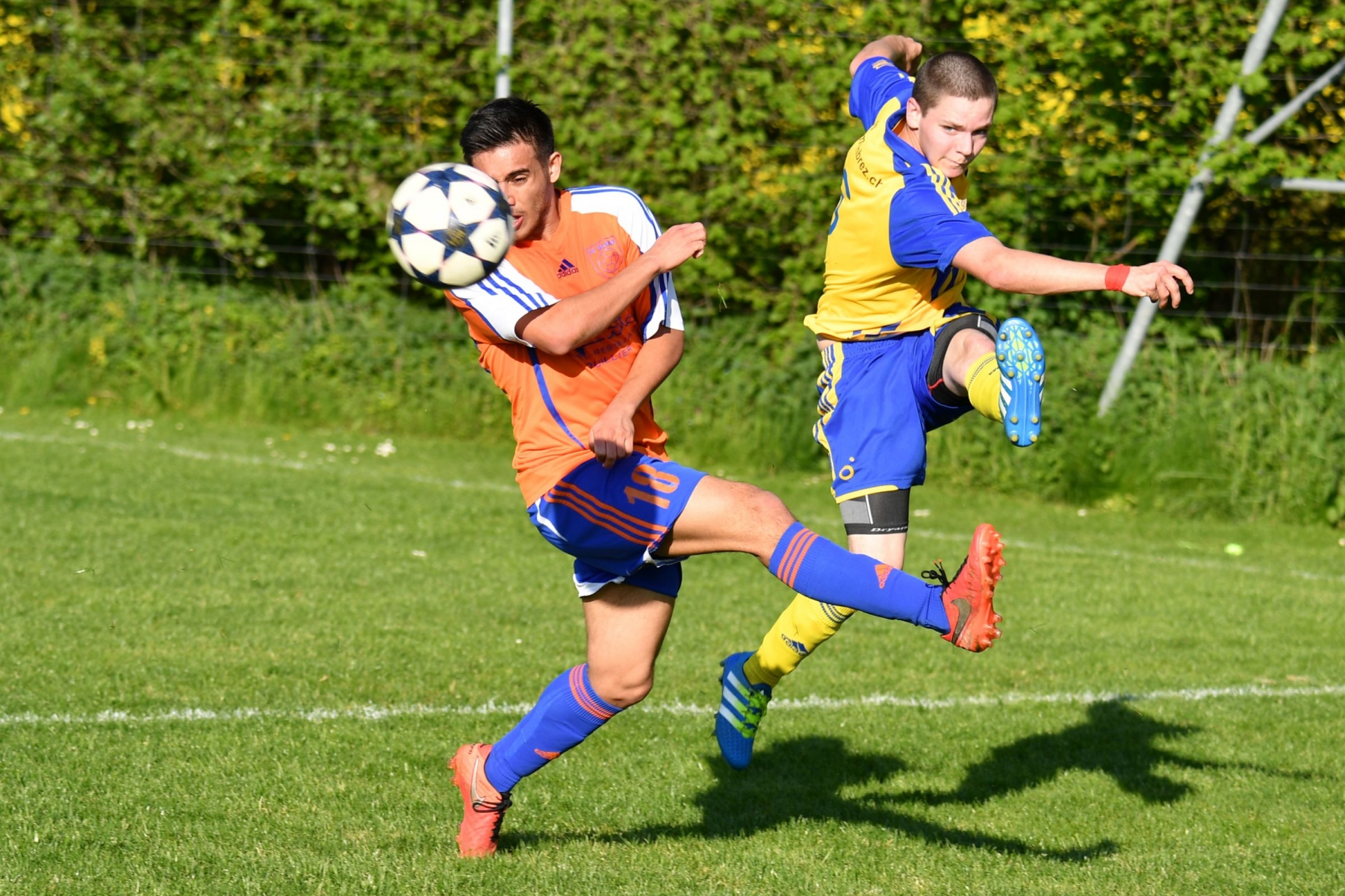 Foot 2em ligue Pied du Jura contre Gland en orange (pas de feuille de match) a Colombier le 7.5.2016 ? photo Michel Perret