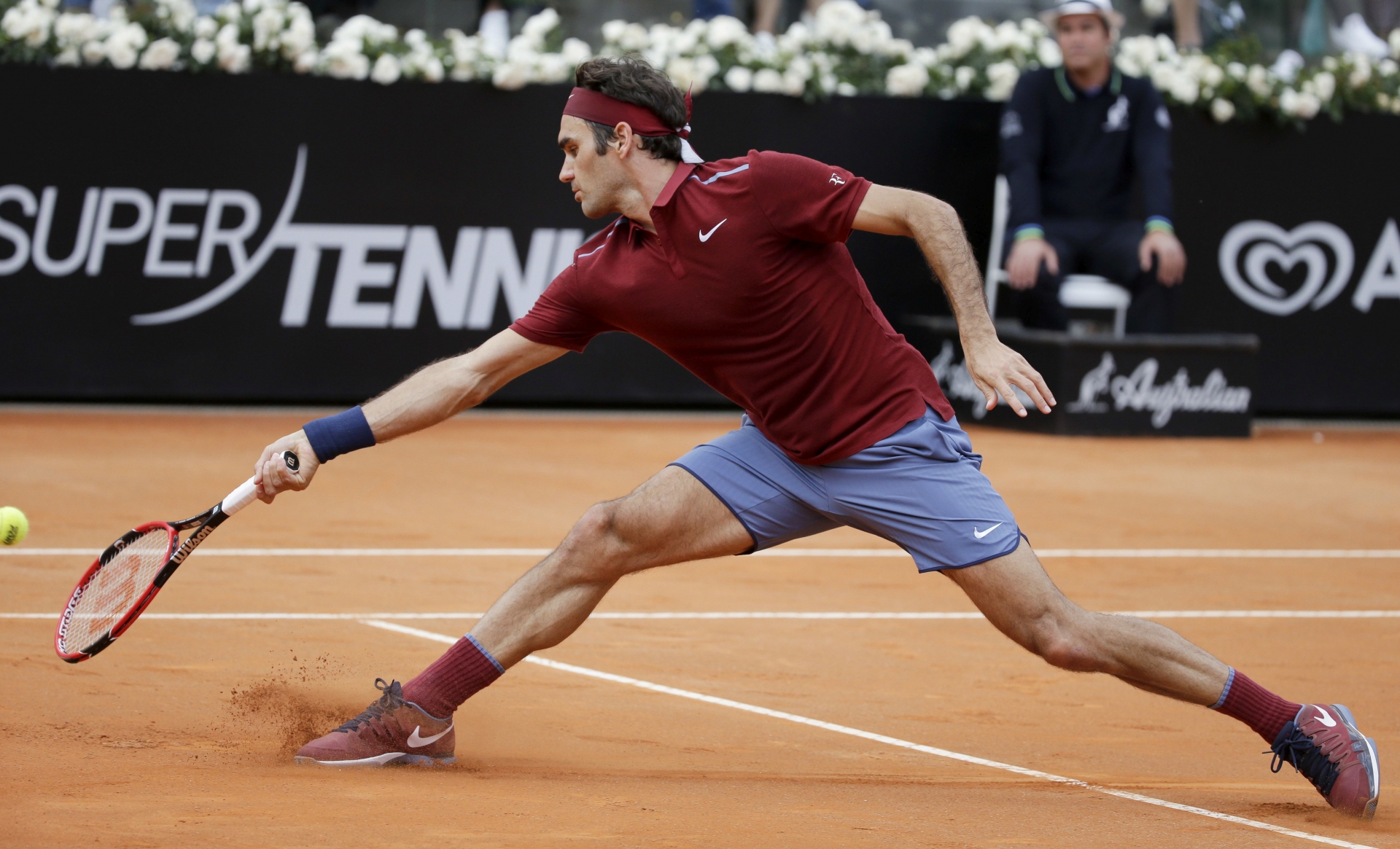 Roger Federer of Switzerland returns the ball to Dominic Thiem of Austria during their match at the Italian Open tennis tournament, in Rome, Thursday, May 12, 2016. (AP Photo/Andrew Medichini)