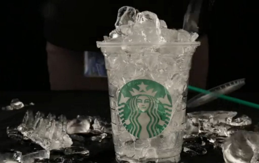 Starbucks intégrerait trop de glaçons à ses boissons caféinées. 