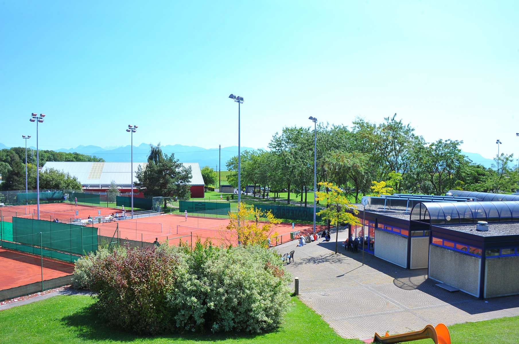 Le centre sportif compte actuellement cinq terrains de foot dont deux synthétiques.