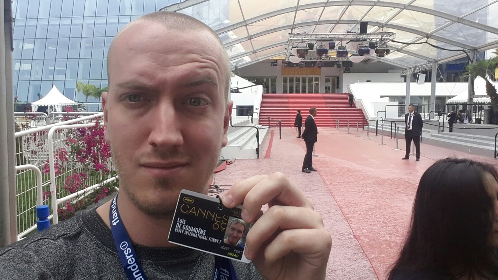 Un selfie à deux pas du fameux tapis rouge pour Loïs de Goumoëns.