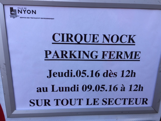 Une affiche de la ville de Nyon prévient les usagers que le parking sera fermé.