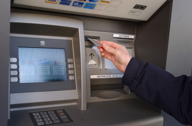 Les malfrats ont menacé avec un tournevis des clients qui retiraient de l'argent au bancomat. 